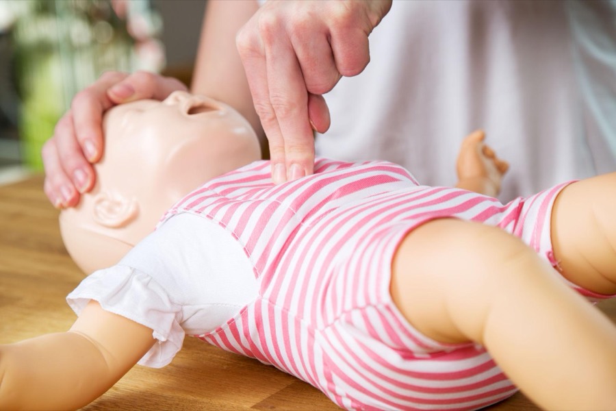 Vérification des signes vitaux sur un mannequin de bébé